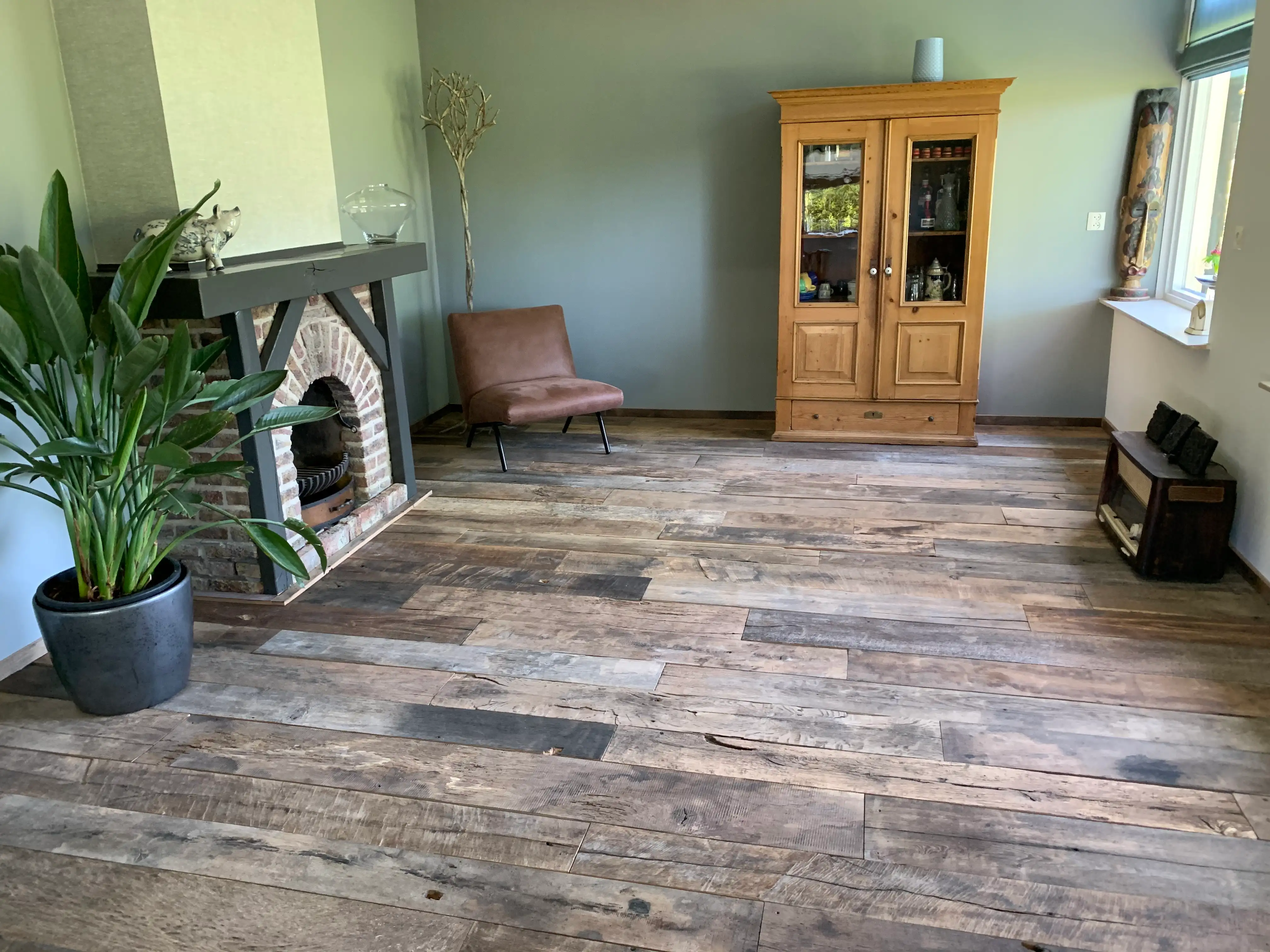 Engineered old oak flooring with vintage appearance and durable multilayer wood construction