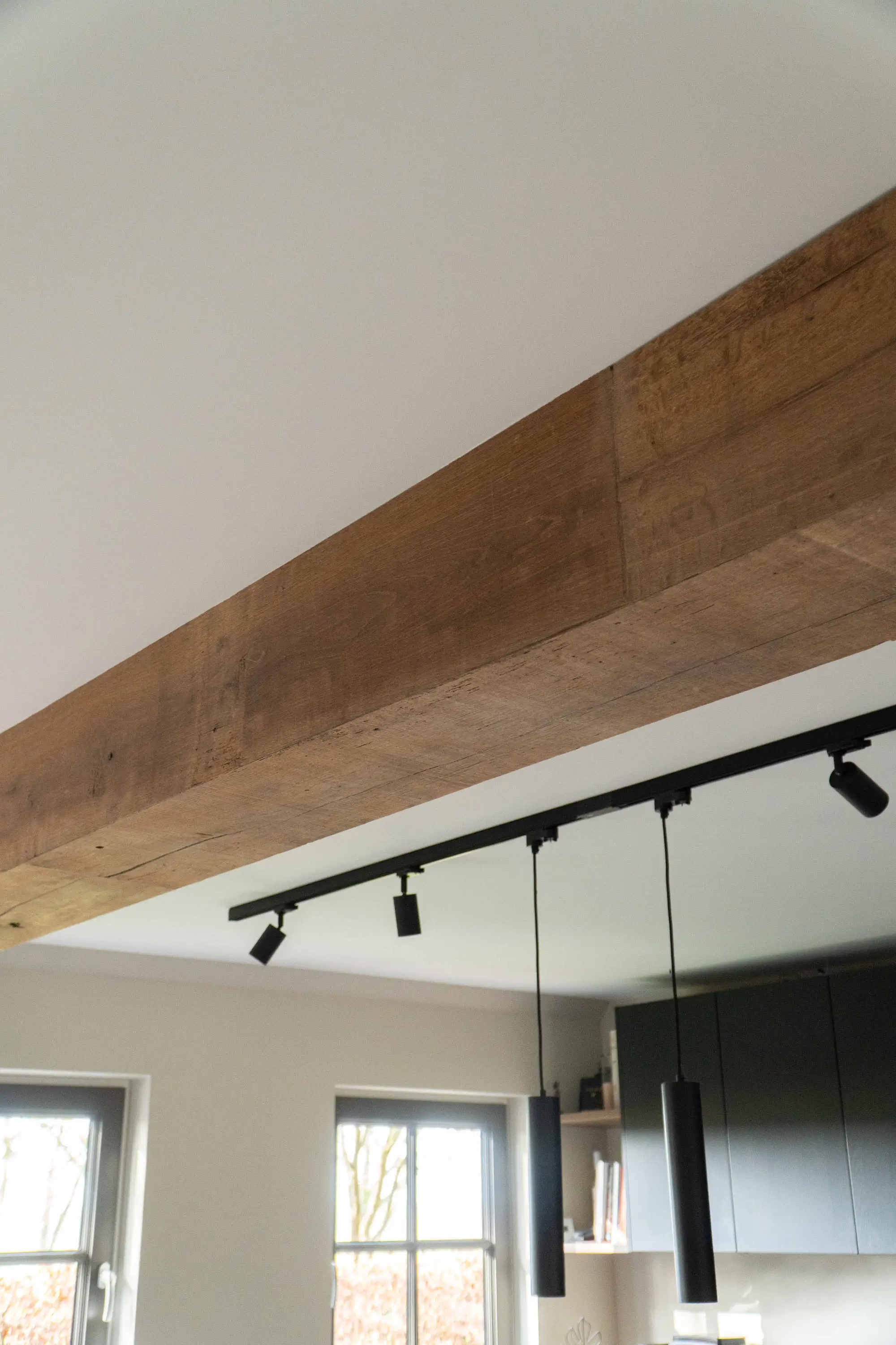 Stahlträger mit Holz verkleiden für eine warme und natürliche Optik