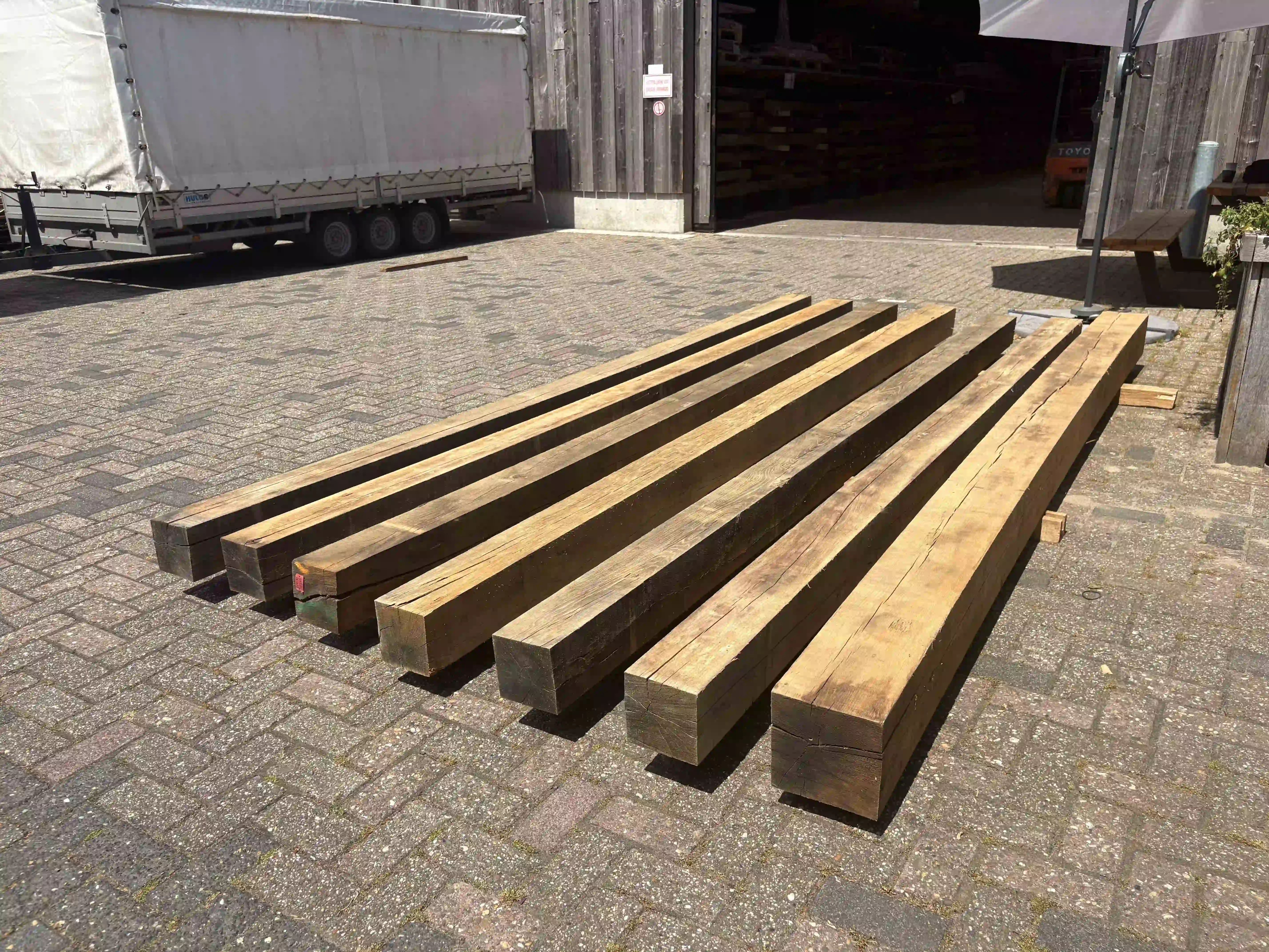 Oak beams with natural air drying and robust surface texture