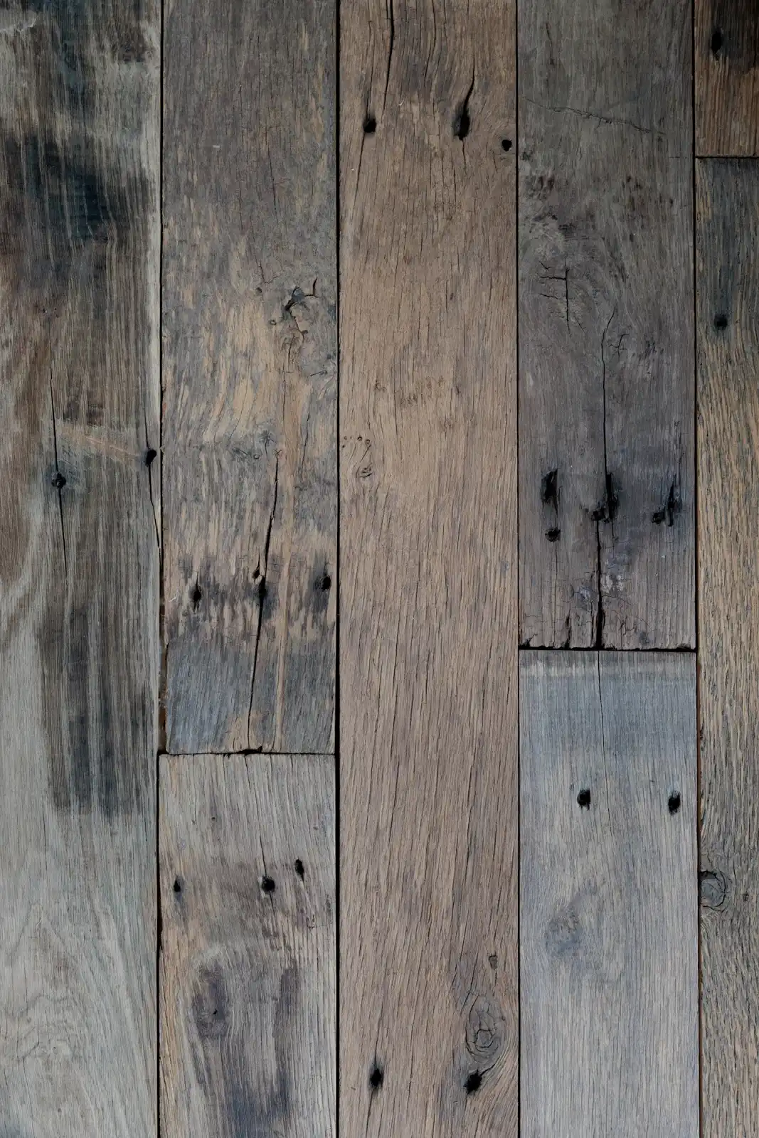 Wall cladding made of old wood with natural tones and structure