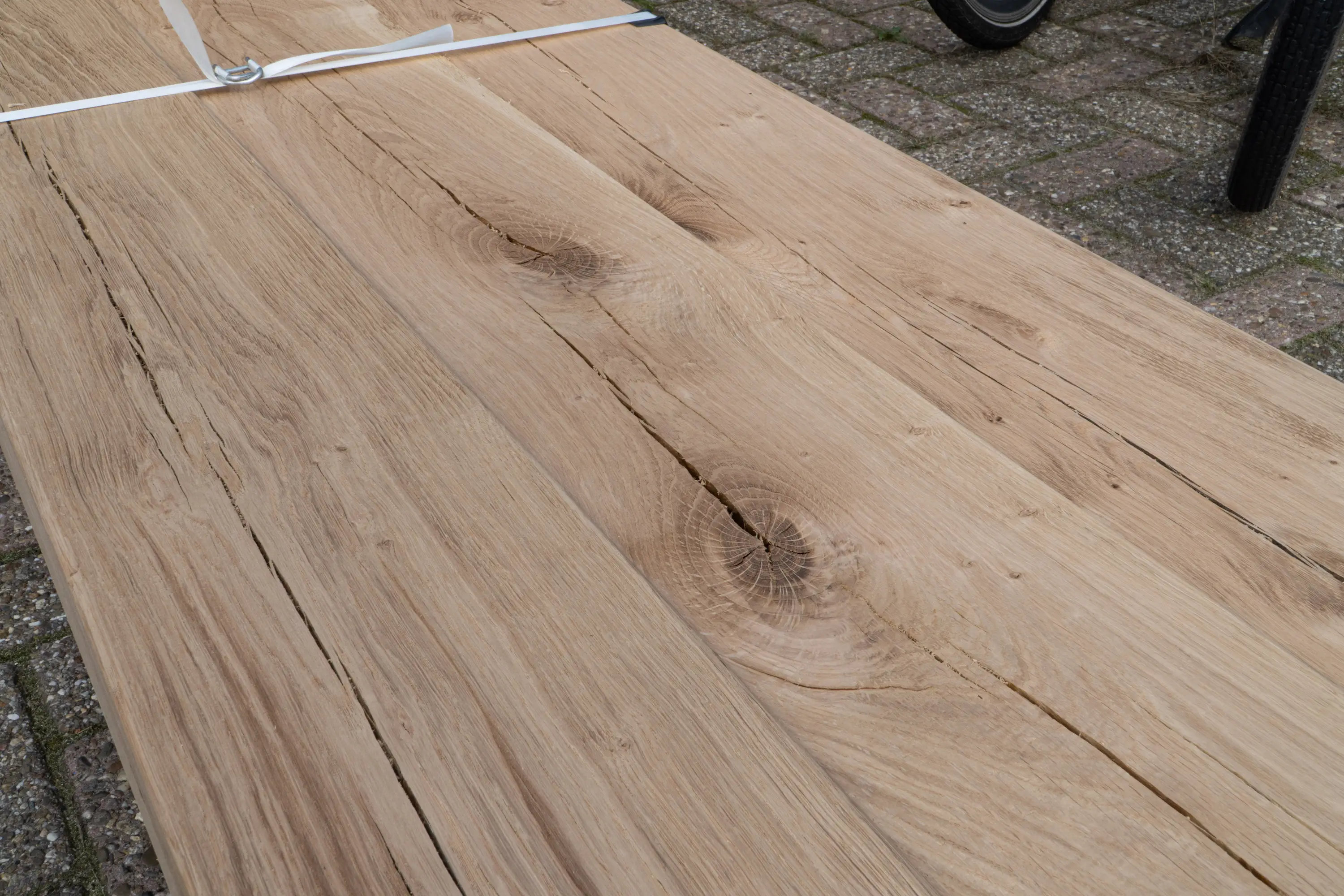 Smooth oak beams with natural color variation and structure