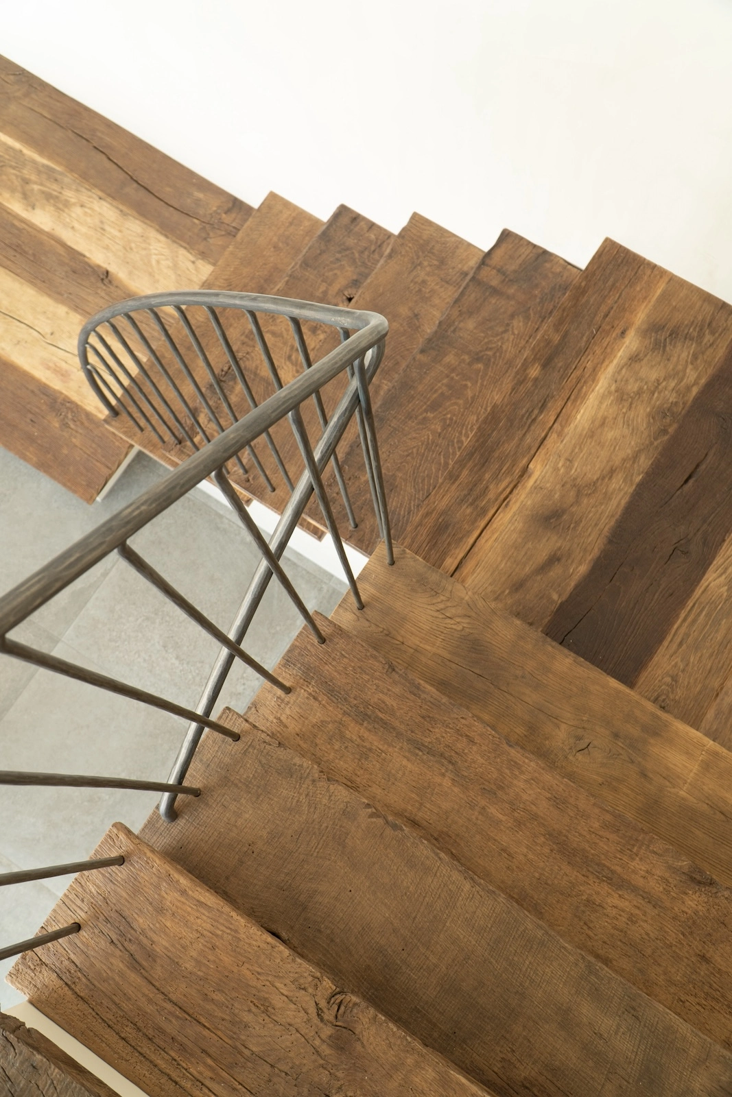 Reclaimed oak material with strong structure and weathered finish