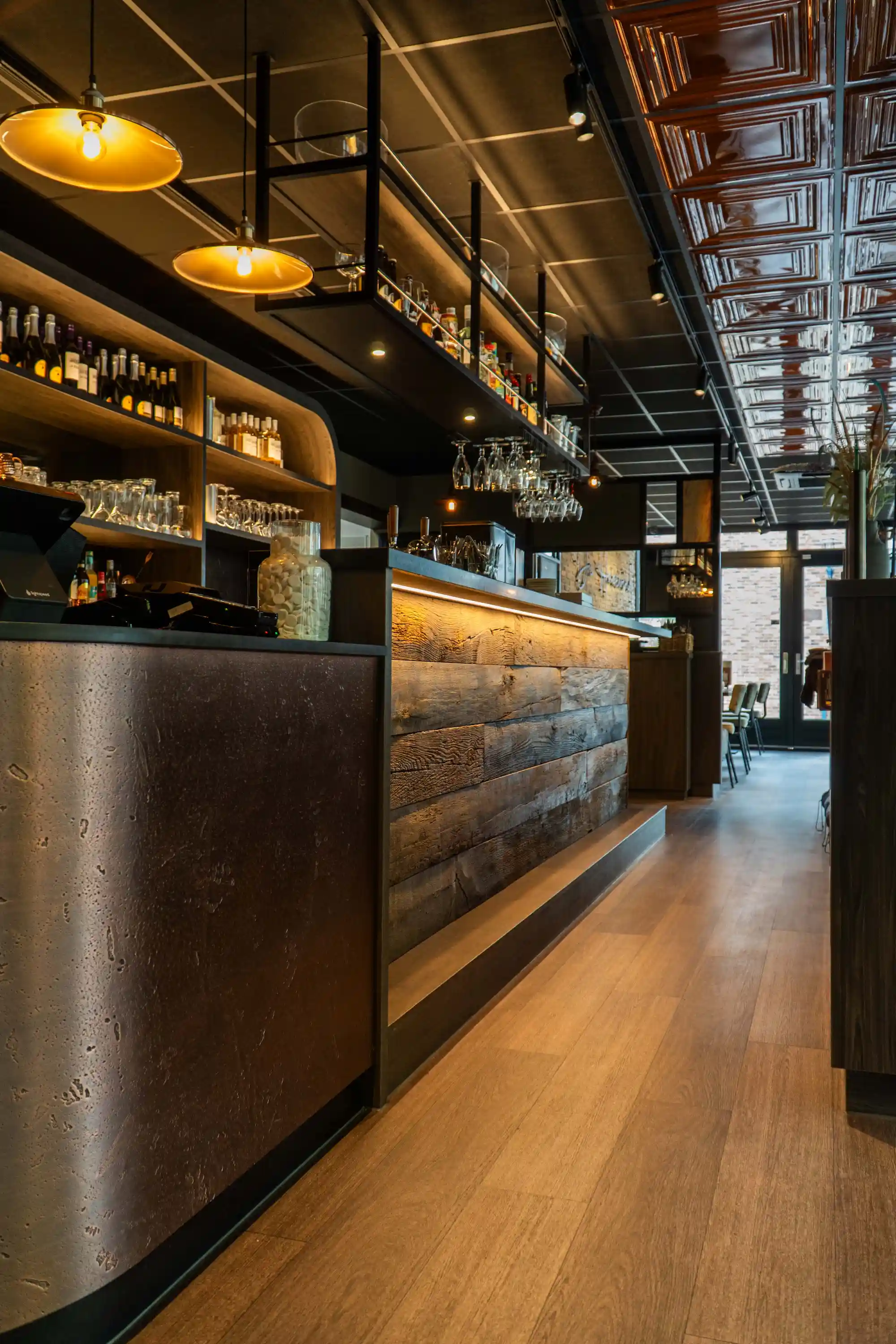 Weathered oak panels with a robust and rustic appearance.