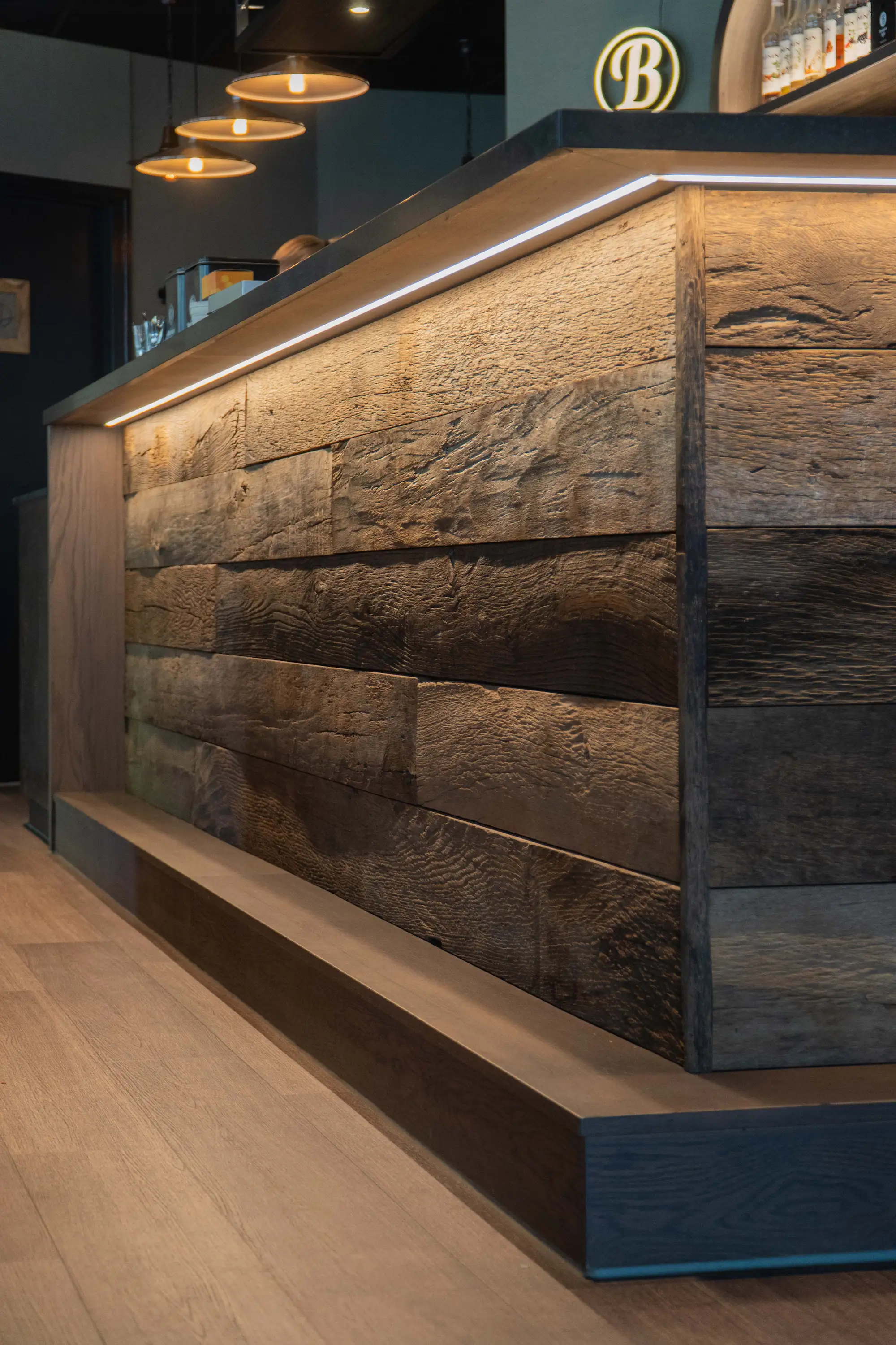 Bar afgewerkt met authentieke oud eiken Close-up of authentic reclaimed oak panels with a rich texture and natural character.