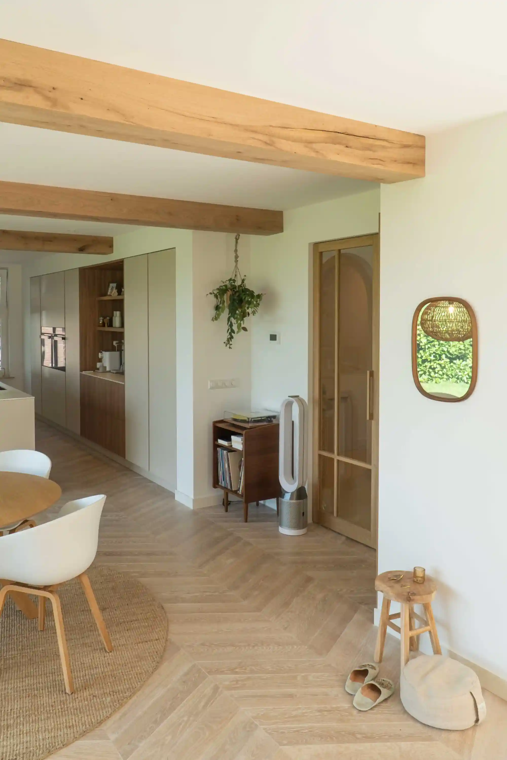 Antique oak beam cladding in a bright farmhouse interior in Deventer, adding warmth and character to the space.