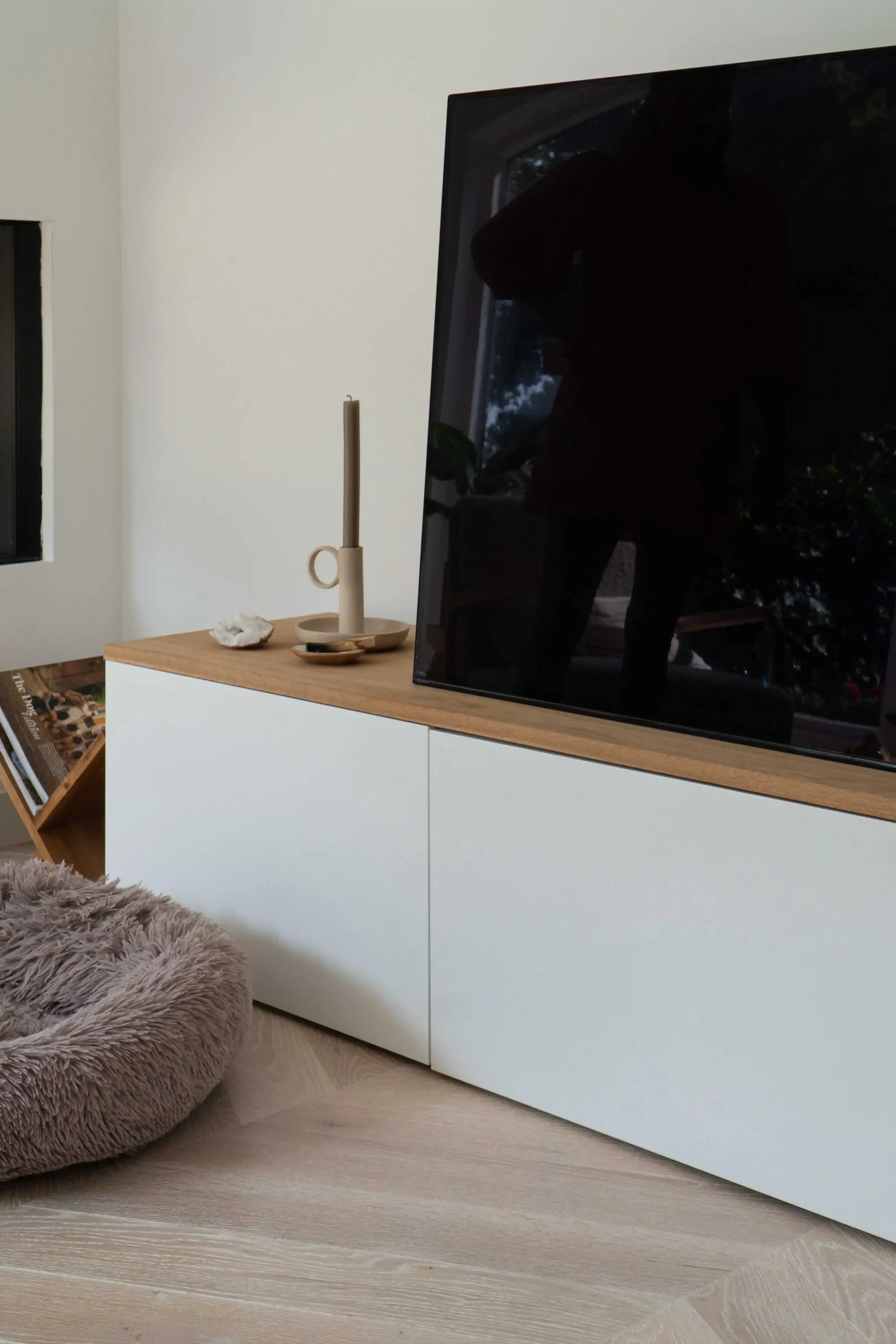 Custom TV unit with an antique oak plank, adding a warm and natural detail to the farmhouse interior.